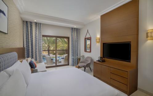 middle-east-holidays-ras-al-khaimah-doubletree-by-hilton-resort-spa-marjan-island-hotel-guest-room-with-pool-view